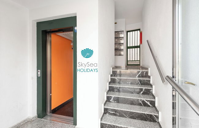 Skysea Malaga Centro frente al Rio - Photo 37