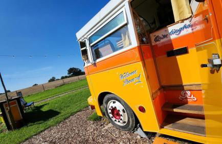 Patricia the Maltese Bus at Field of Dreams - Foto 1