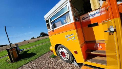 Patricia the Maltese Bus at Field of Dreams - Foto 1