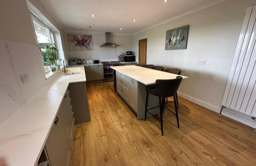 Alton Villa, Sleeps 12, Great for Families, Undercover Hotub & Games Room - Foto 7