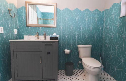 Golfers Paradise 4-hole PUTT-PUTT, Mega Chess with huge backyard, hammock - Photo 4