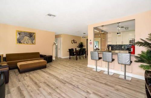 Tranquil Retreat with HEATED POOL Minutes to the Beach - Foto 1