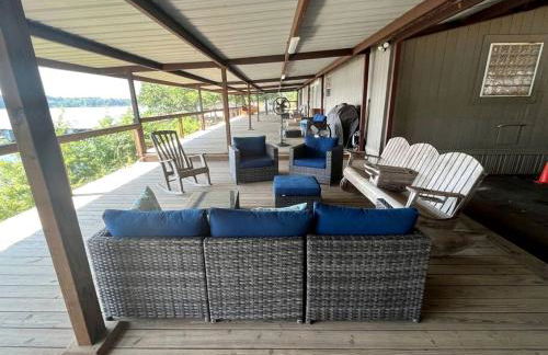 Spacious Vacation Rental with Stunning Lake Views from the Incredible Deck for an Amazing Getaway in Sabine National Forest in Hemphill, Texas - Foto 28