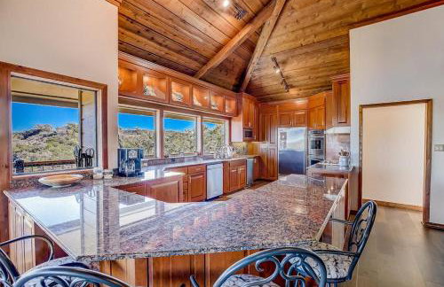 Stunning Lakefront Home with 2 Patios, Chef's Kitchen, & Lake Access - Foto 10
