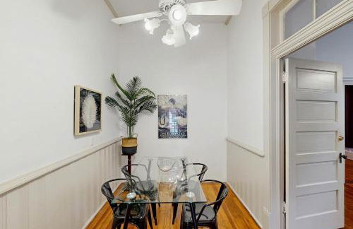 Historic charmer with updated appliances, enclosed yard, & AC - near downtown - Foto 5