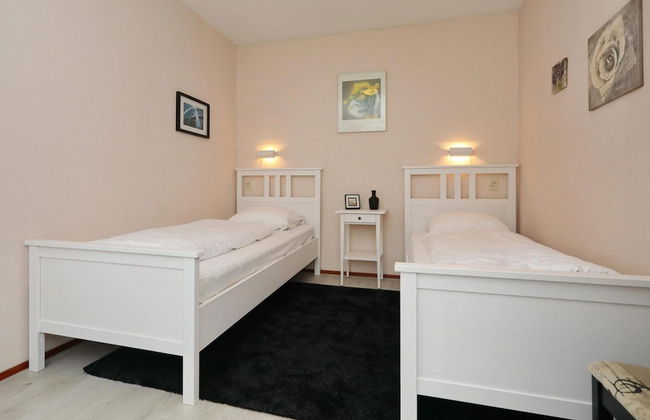 Spacious Holiday Home Near Forest - Photo 5