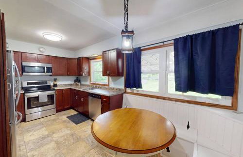 Rustic Kirtland Farmhouse Retreat - Foto 10