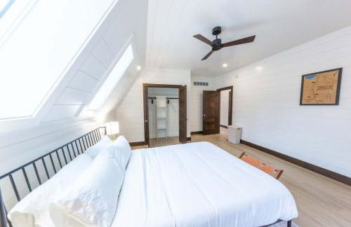 TreeTops Ayframe, Supersized AFrame on the River with Hot Tub - Foto 10