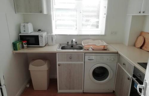 1 Bed Bognor Apartment 300 yrds from beach - Photo 2