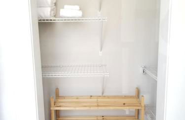 Bright Front Facing Unit - Private Front Farmers Porch - Foto 7