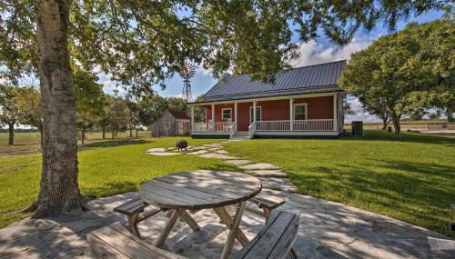 Peaceful Schulenburg Farmhouse with Fire Pit and Games - Foto 2