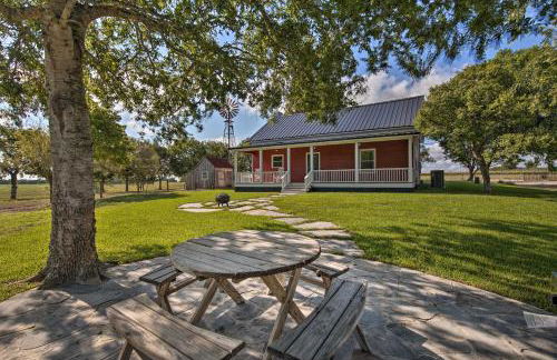 Peaceful Schulenburg Farmhouse with Fire Pit and Games - Foto 2