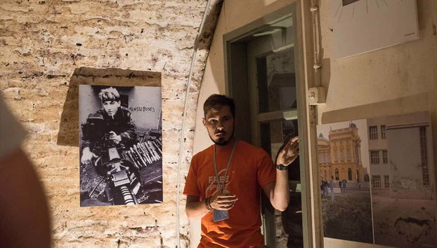 Tour de la Guerra de Croacia - Foto 5, Escuchando al guía en el exterior