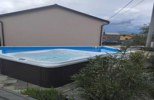 Villa Lemily - Five Bedroom with Swimming Pool - Photo 46