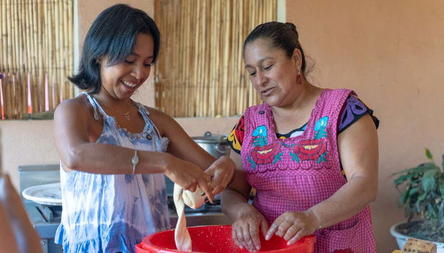 Due donne elaborano il tipico quesillo