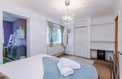 4 Bed House - Sleeps 8 - Free Parking - Manchester - Foto 45