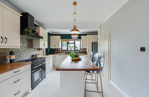 Meadow House with Driveway Parking, Spacious Garden, Fast Wifi and Smart TVs by Yoko Property - Foto 23