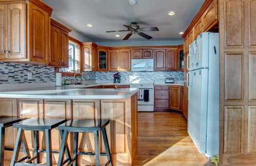 Waterfront retreat w/ wraparound deck & BBQ - Foto 3