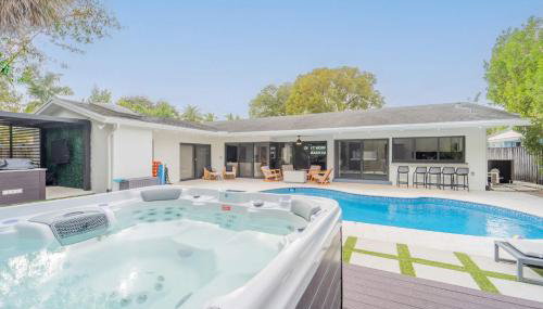 Resort Style Backyard Heated Pool Hot Tub Fire Pit - Foto 3