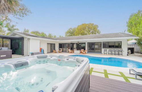 Resort Style Backyard Heated Pool Hot Tub Fire Pit - Foto 3