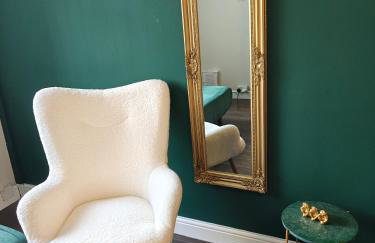 Spacious Solihull Home 5 Beds 2 Sofa beds - Max 10 - NEC BHX Spacious 4 Bedroom Home - NR JLR, Birmingham Airport, HS2 Sites, Resorts World, A45, M42 Mell Square - Regular Work Stays Available - By Samina, ARZ Stays - Photo 12