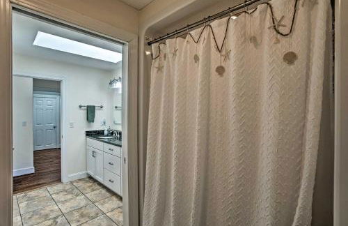Sunny Beach House Getaway - Steps From Water! - Foto 22