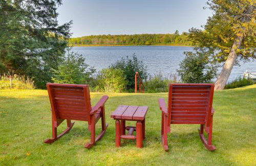 Cozy Lakefront Cabin with Indoor Gas Fireplace! - Foto 28