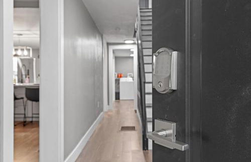 Upscale 2 Story Apartment with 8 beds and Free Parking, walkable to S Highland ave - Foto 40