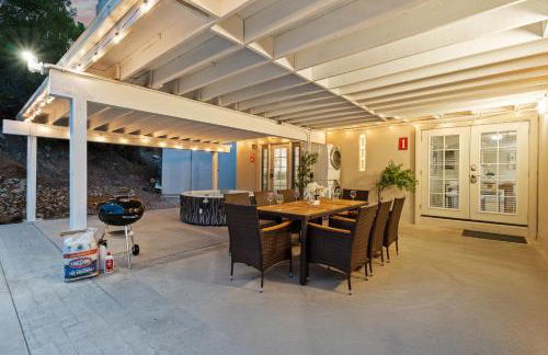 Entire Private Home with 4 Bedrooms 2 Bathrooms, 6 Beds, Hot Tub, King Bed, 6 Parking, Big Yard, Available Now - Foto 6