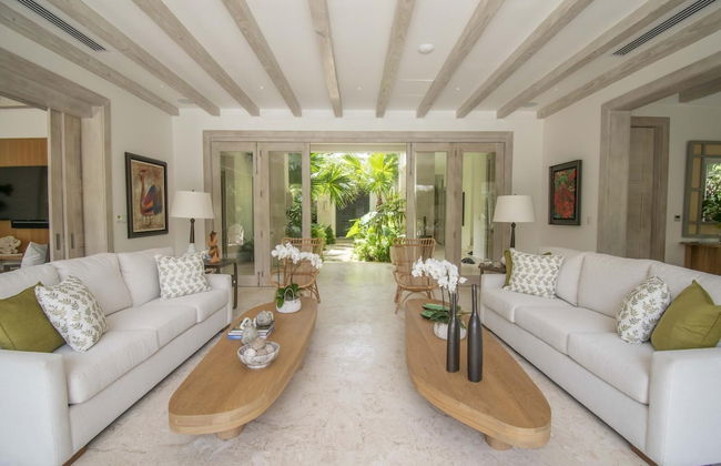 Stylish Fully-staffed Villa Near Beach and Lagoons in Exclusive Golf Resort - Photo 29