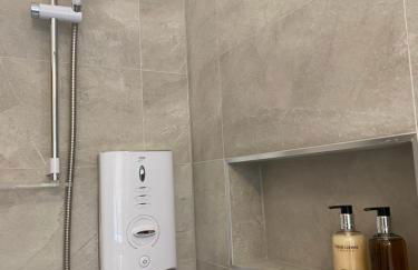 Spacious 2 bed sleeps 5 above traditional music pub - Foto 6