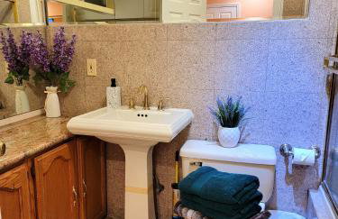 3 bedroom guest suite first floor unit with nice patio area right next to the MrC Hotel 10 minutes from Rodeo Drive Washer Dryer WIFI and more - Foto 17