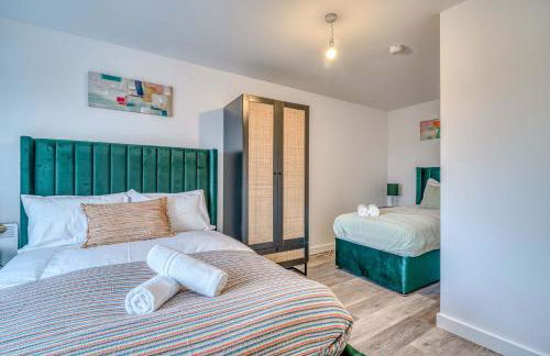 2-BR Flat - City & Town Centre View -1 Minute to Train & Tram Station - Sleeps 5 - Foto 42