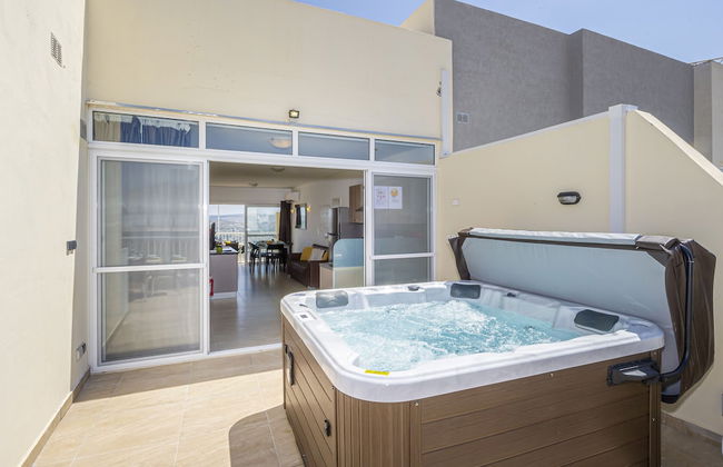 Summer Breeze Penthouse with large Terrace and Hot Tub by Getaways Malta - Foto 21
