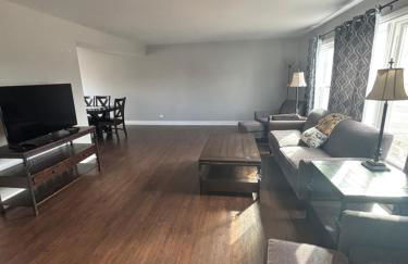 Arlington Heights 5bd 3bth sleeps 14 with driveway parking - Foto 1