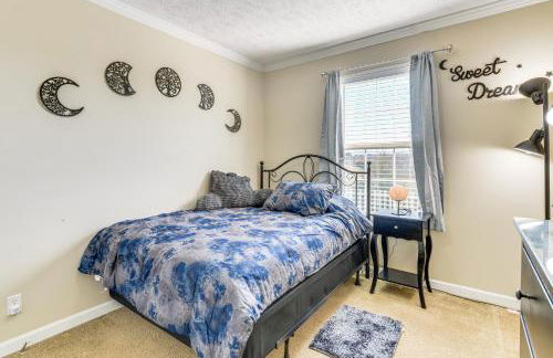 Near Hiking! Mtn-View Midway Home with Deck - Foto 12