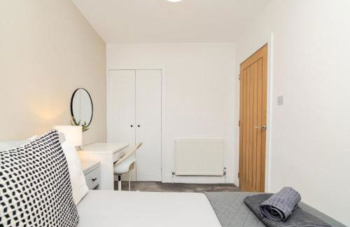 3 Bedroom House-Free Parking-by Holiday Homes - Foto 35