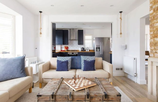 Coastal Retreat for 6 Close to Beaches - Photo 43