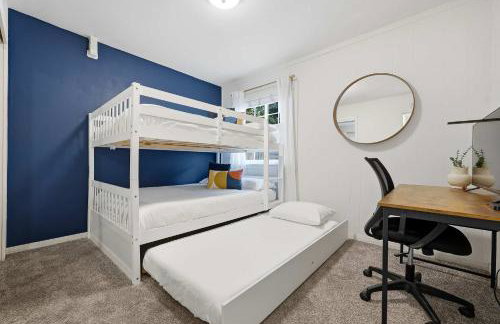 4BR Family Retreat with Hot Tub Games & Fire Pit - Foto 43