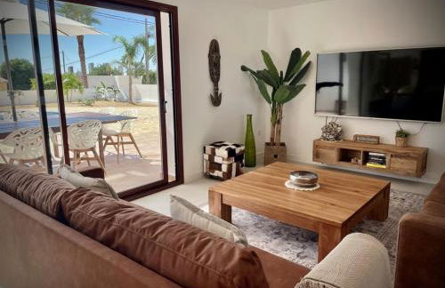 Off-grid Luxury Villa with Tikibar by the pool. - Photo 7