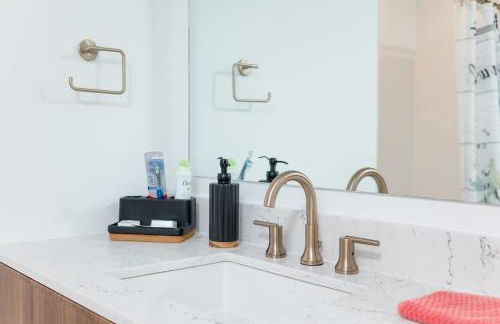 Back-Bay 2BR Condo w Roof top Gym Parking - Foto 50