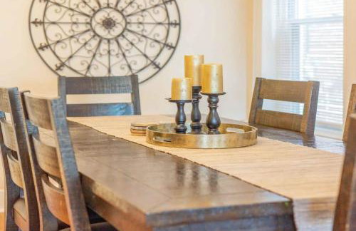 Cozy 3BR Townhome Perfect Location ABODEbucks - Foto 10