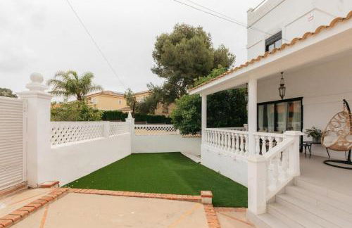 Spacious villa with private pool & garden for 4 - Photo 59