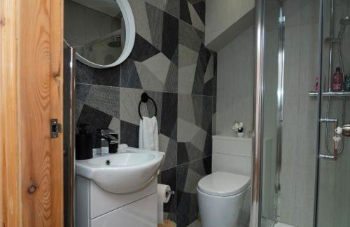 4 Bed Failsworth Home - 3 Bathrooms - Free Parking - Ideal For Contractors & Families - FREE 1 HR EARLY CHECK-IN OR 1 HR LATE CHECK-OUT FOR 2 NIGHT STAY BOOKINGS UNTIL THE END OF MAY - Foto 33