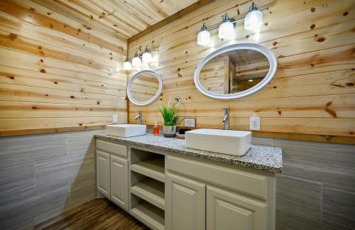 The Nomi Lodge - Sleeps 28 - Gorgeous Rustic Cabin, Centrally Located, Tons of Amenities - Photo 55