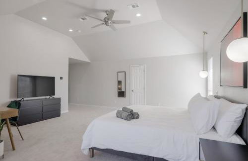 Glamorous Mansion w Private Pool and Cinema Room - Photo 25