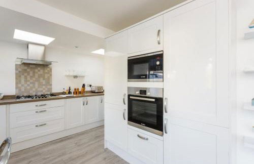 Modern Seaside House with Hot Tub - Foto 2