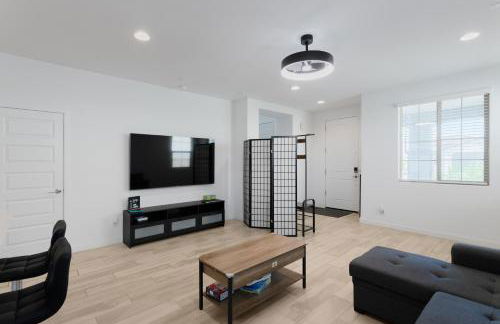 Modern Desert Home-Great for families & groups, near golf, hiking, and city fun, Private in-law suite with own entrance also available separately - Foto 24