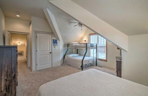 Updated Townhome with Hot Tub - Walk to Downtown! - Foto 18