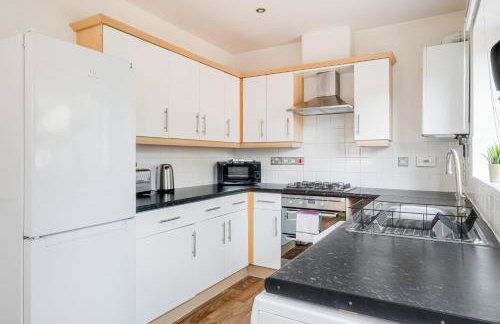 Modern & comfortable 4 bed house - Photo 3